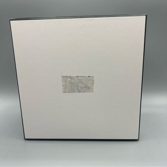 Chanel White Box with Shimmer Ribbon - Picture 4 of 6